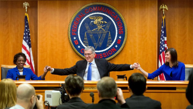 Předseda FCC Tom Wheeler oznamuje rozhodnutí o síťové neutralitě